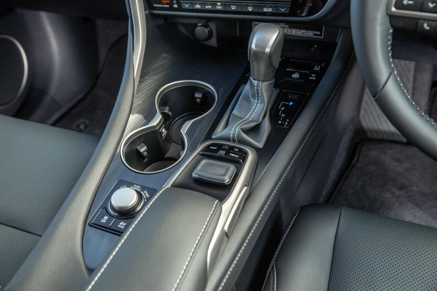 Детали интерьера Lexus RX450hL 2018 года  (UK) (фото 14 из 38)